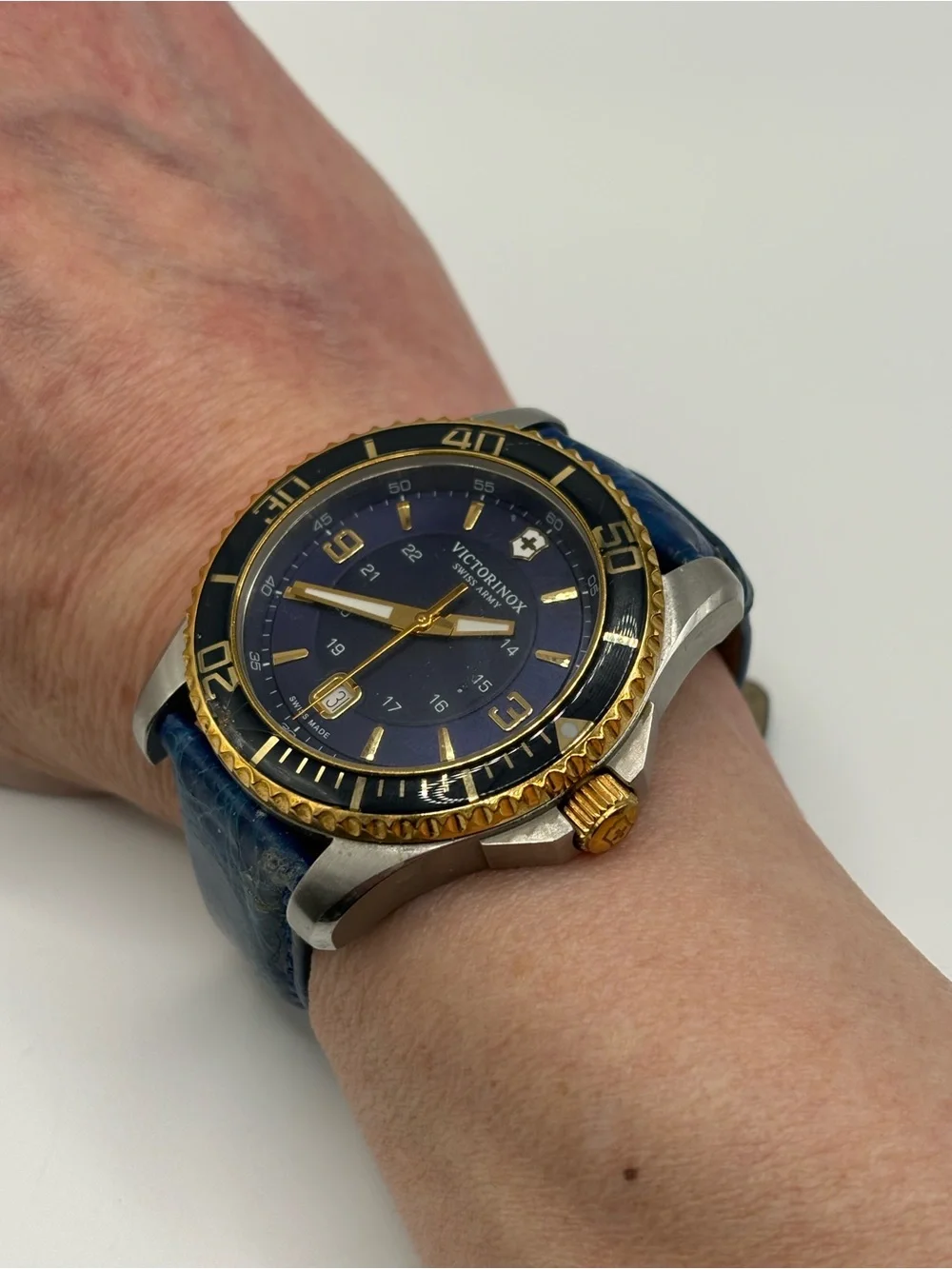 Victorinox Swiss Army 241789 Blue Diver Watch Sapphire Crocodile Strap